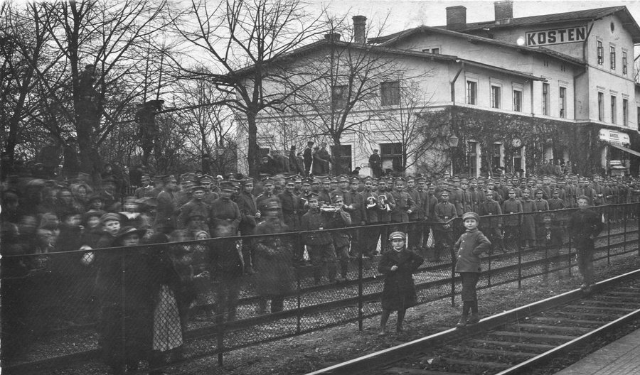 Oczekiwanie na przyjazd misji alianckiej na dworcu w Kościanie, 14 III 1919r.