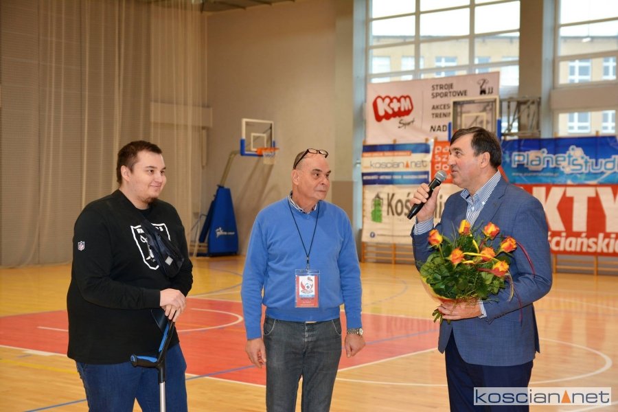 Beneficjent - Daniel Glapiak, organizator turnieju Jan Budzyński i burmistrz Kościana Piotr Ruszkiewicz