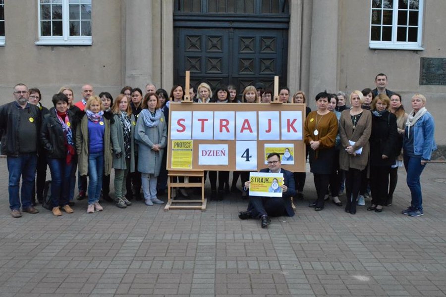 Strajkujących nauczycieli „Kolberga” odwiedził dziś Zarząd Samorządu Uczniowskiego przynosząc „ciasteczka wsparcia i poparcia”