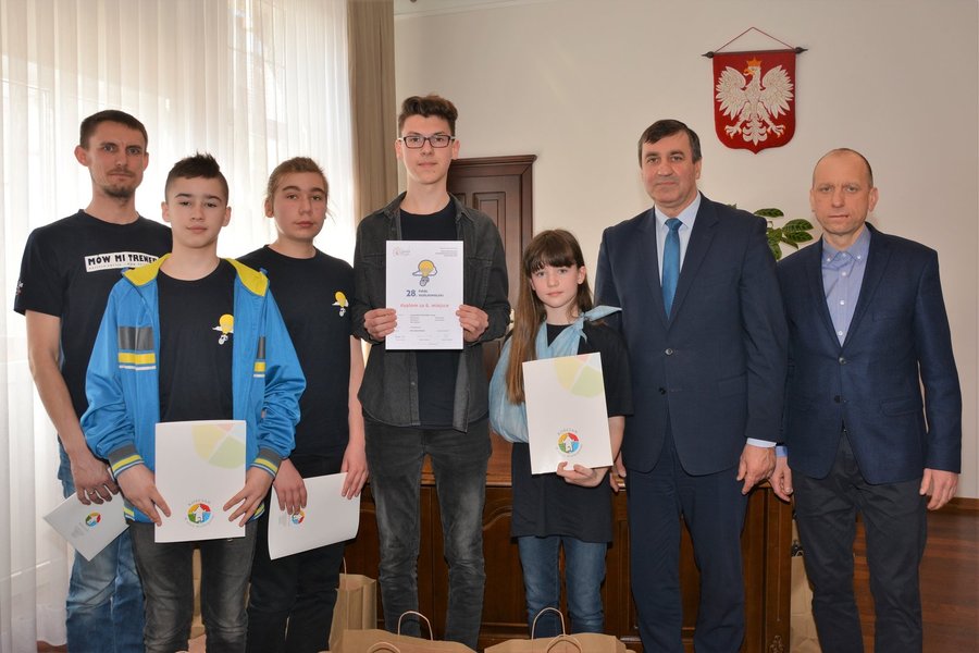 Burmistrz Piotr Ruszkiewicz i przewodniczący rady miejskiej Maciej Zielonka spotkali się z grupą kościańskich Odyseuszy