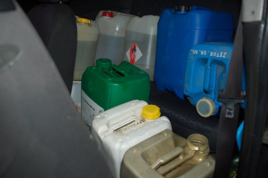 Złodzieje tankowali paliwo do dodatkowych pojemników umieszczonych w samochodzie