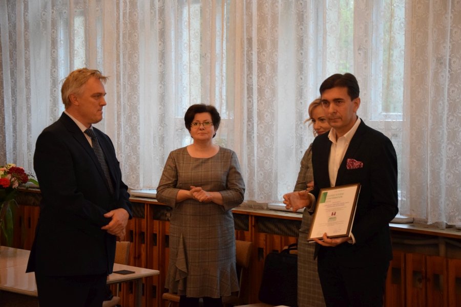 Certyfikat wręczyli dyrektorowi szpitala Wojciechowi Maćkowiakowi przedstawiciele firmy B. Braun. 