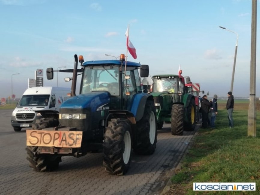 Rolnicy na parkingu stacji Total przy obwodnicy Kościana