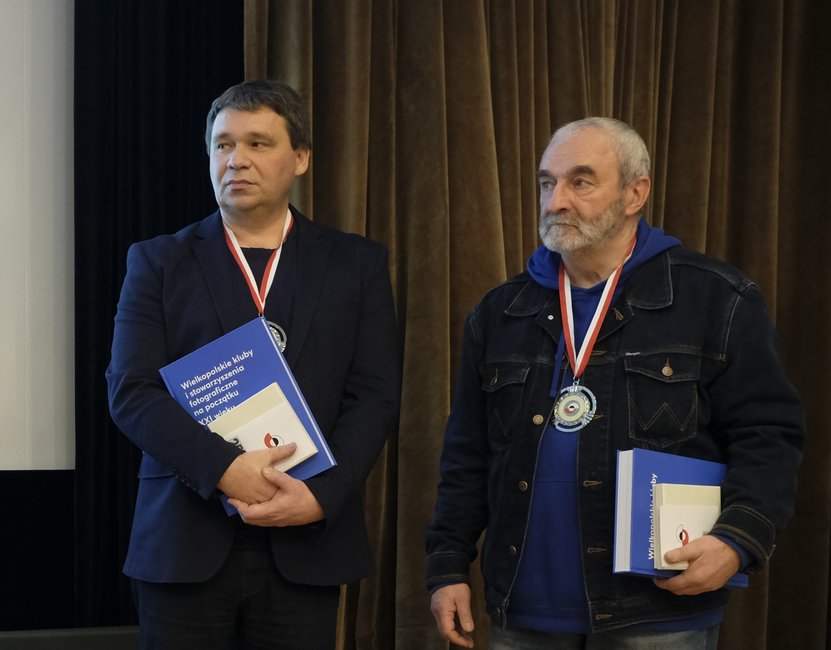 Paweł Sałacki i Krzysztof Szymoniak – dwóch z pięciu odznaczonych 11 stycznia medalami „Za zasługi dla rozwoju twórczości fotograficznej”. Fot. Sławomir Skrobała 