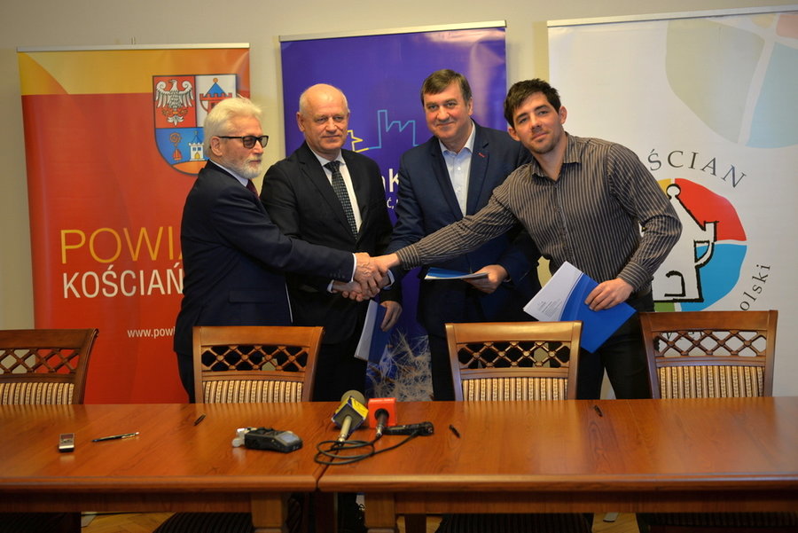 W Starostwie Powiatowym w Kościanie podpisano umowę o współorganizacji triathlonu w Nowym Dębcu.