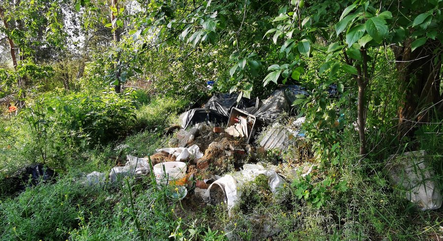 Sterta poremontowych śmieci w Nowym Świecie w gminie Śmigiel 