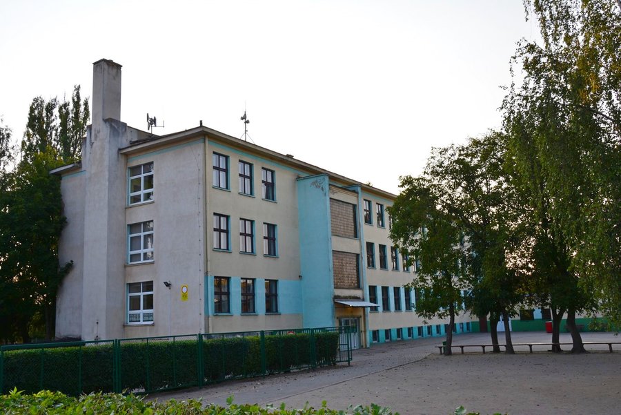 Szkołę wybudowano w 1960 roku. 