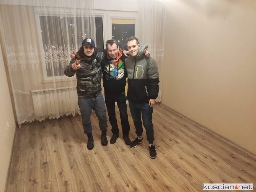 Michał, Marcin i Szymon w wynajętym mieszkaniu w Starachowicach.