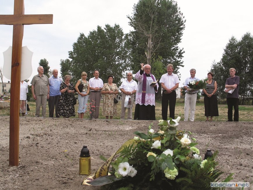24 lipca 2006 - poświęcenie mogiły szczątków osób ekshumowanych.