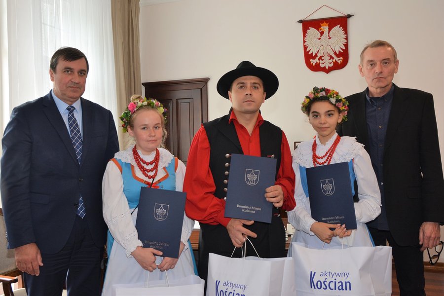 Na zdjęciu: burmistrz Piotr Ruszkiewicz, Bogumiła Karolczak, Andrzej Frankiewicz, Kasia Kruszona, dyrektor KOK Dariusz Łukaszewski.