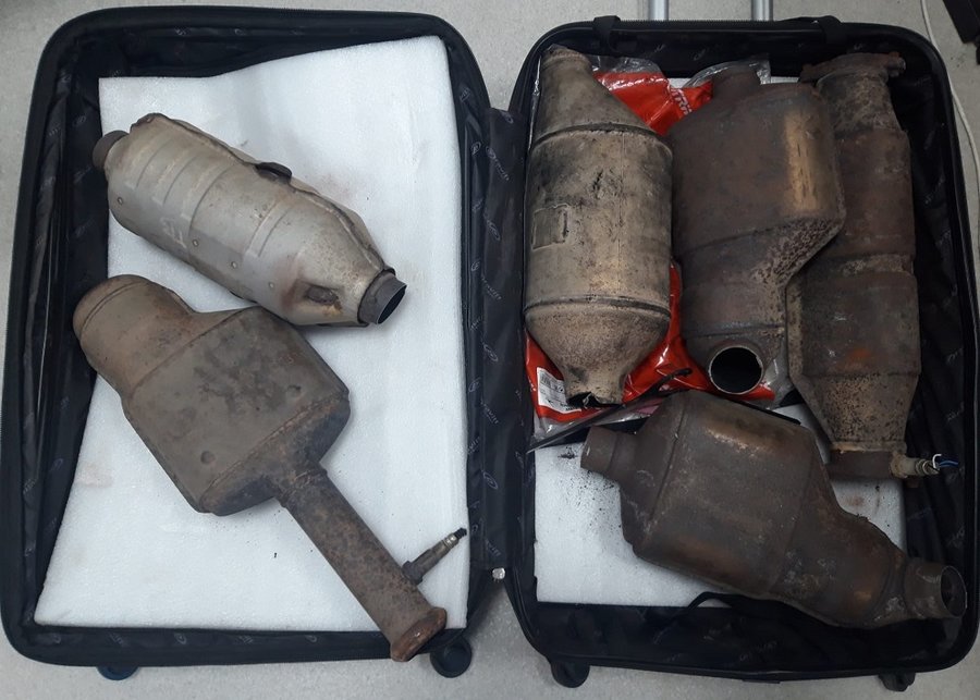 Policjanci znaleźli w bagażniku sześć katalizatorów oraz sprzęt służący do ich wycinania.