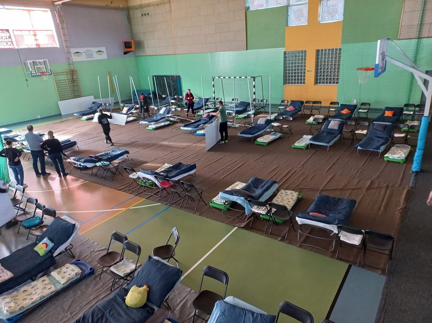 Zdjęcie z FB OSP Gorzyce, którego członkowie wraz z innymi jednostkami OSP i wolontariuszami przygotowywali łóżka dla uchodźców.  