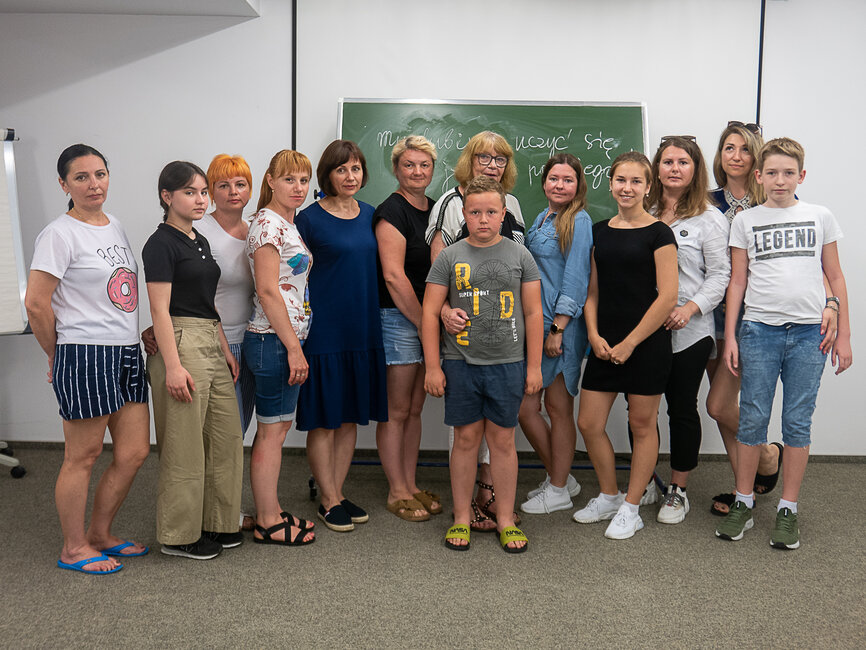 Jedna z grup prowadzonych przez Natalię Żak wraz z nauczycielką. Zdjęcie wykonane podczas zajęć w Miejskiej Bibliotece Publicznej w lipcu 2022 roku. Fot. Paweł Sałacki 