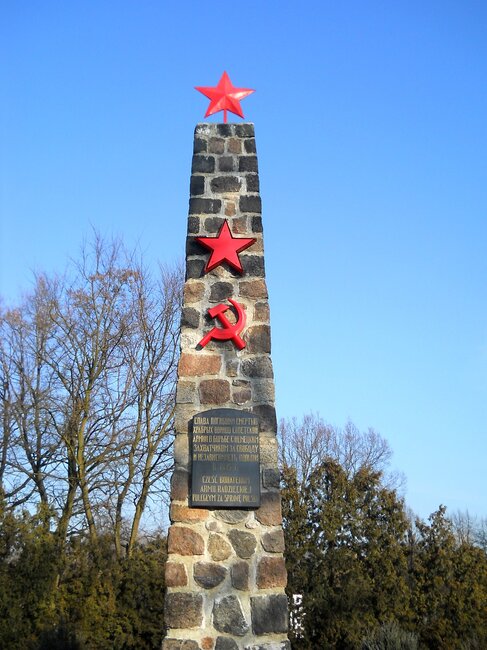 Przed dekadą na obelisku były dwie gwiazdy oraz symbol sierpa i młota. Fot. polskaniezwykla.pl
