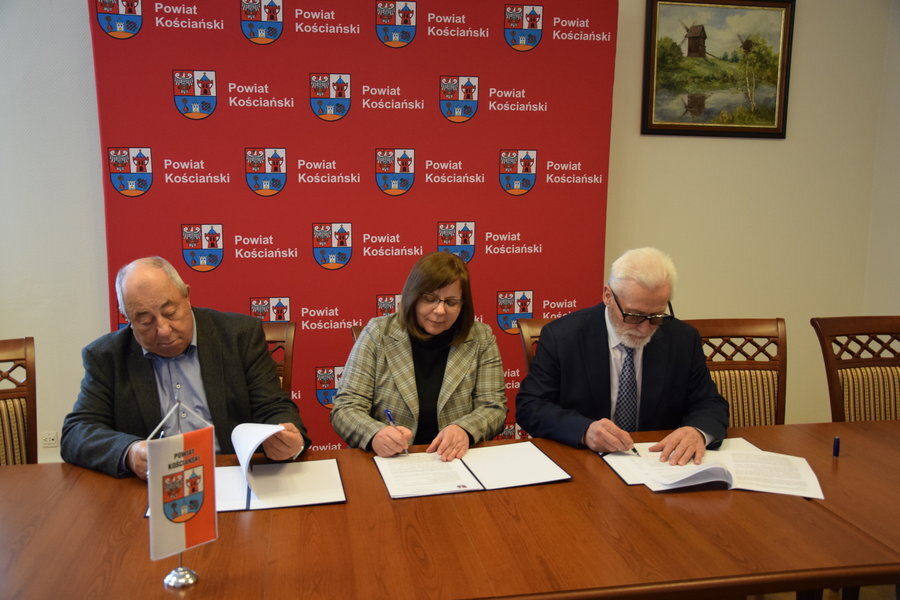 Podpisanie umowy na docieplenie kościańskiego ZSP. Na zdjęciu od lewej: prezes Budomontu Władysław Suchora, wicestarosta Dorota Słowińska, starosta Henryk Bartoszewski.