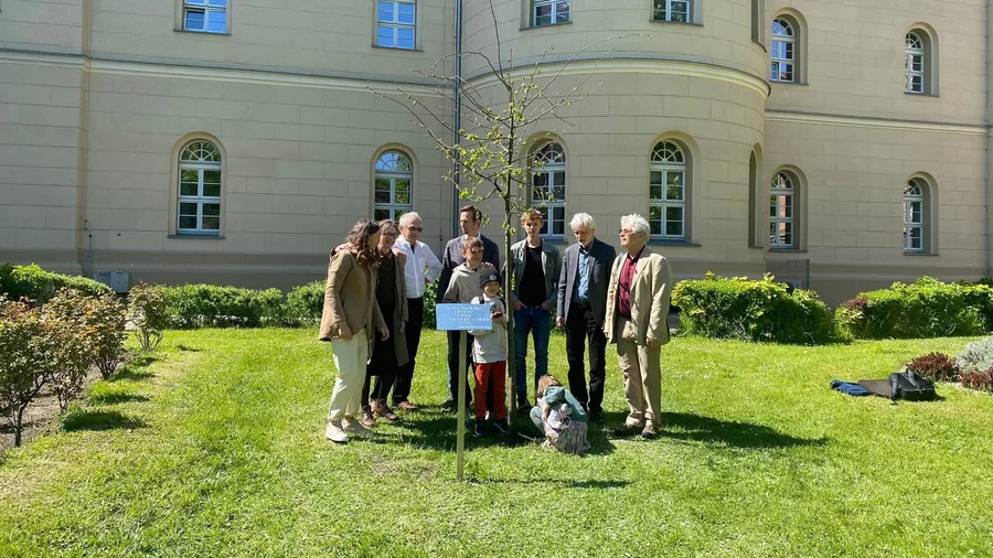 Potomkowie Oskara i Elżbiety Bielawskich posadzili drzewo przy budynku dyrekcji WCN. 