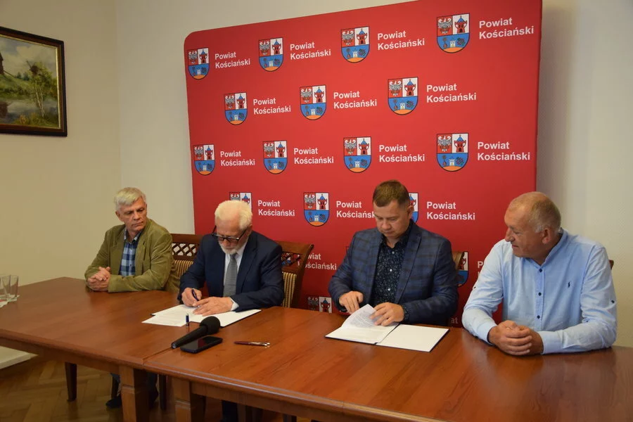 Umowę podpisali: starosta Henryk Bartoszewski oraz Andrzej Wojciechowski i Jerzy Nawrocki z firmy DROGBUD