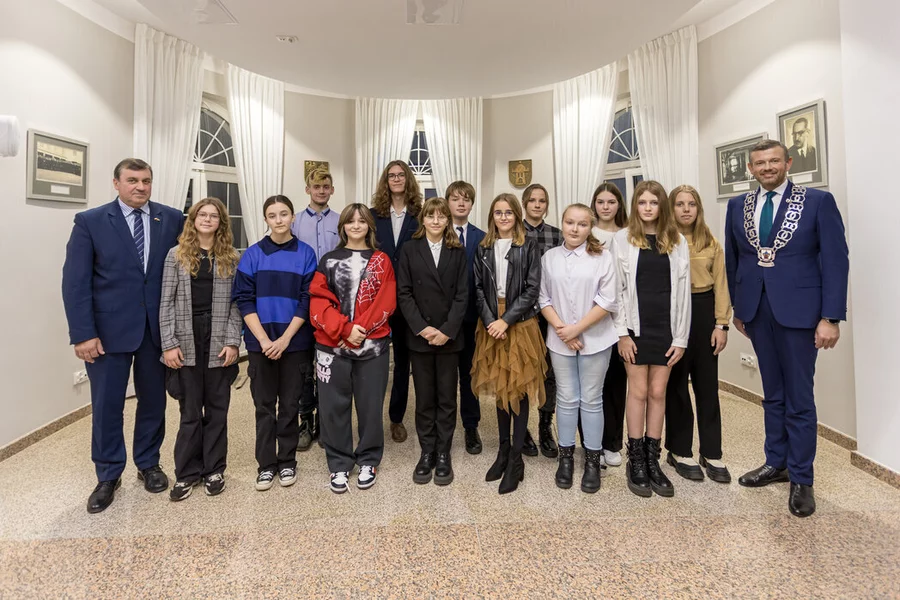Młodzieżowa rada w pełnym składzie w towarzystwie burmistrza Ruszkiewicza i przewodniczącego Olejniczaka. 