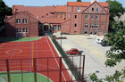 6 września 2005 roku, Kościan, Zespół Szkół Specjalnych. Widok na oddane do użytku trzy dni temu Centrum Rehabilitacji i Sportu. Budowa ruszyła na początku sierpnia 2004 