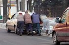 23 stycznia 2006 - próba uruchomienia samochodu na Alejach Kościuszki. Fala mrozu jaka dotarła do Kościana w nocy z niedzieli na poniedziałek najmocniej uderzyła w komunikację