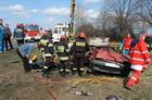 Kościan 4 kwietnia 2006, droga krajowa nr 5 przy stacji benzynowej Polpetrol. Strażacy wydobywają z wraku samochodu osobowego dwie śmiertelne ofiary wypadku. :: Fot. Paweł Sałacki