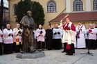 Poniedziałek, 2 kwietnia 2007 roku, Plac Niezłomnych, godz. 19.14. Biskup Grzegorz Balcerek święci odsłonięty kilka minut wcześniej pomnik Jana Pawła II