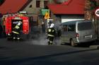 Czempiń, ul. Kościelna, 10 marca. OSP Czempiń gasi dostawcze auto, która zapaliło się kilka minut po godzinie 9.00.  <br> Fot. Zygmunt Kramek
