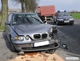 BMW uderzyło w ciężarówkę 