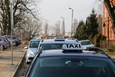 Seniorzy korzystają z taksówek
