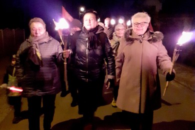 Marsz uliczny w Widziszewie w 104 rocznicę wybuchu powstania