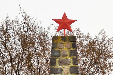 Czerwona gwiazda pozostaje na obelisku  