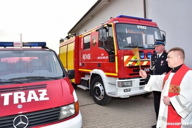 Samochód i defibrylatory dla strażaków z gminy Czempiń