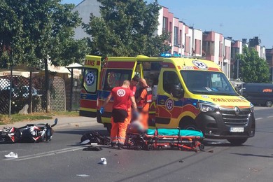 Poszkodowanego motocyklistę przewieziono do szpitala