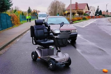 Wypadek z udziałem samochodu i wózka inwalidzkiego