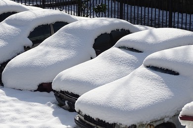 Spadający z aut lód i śnieg może stanowić śmiertelne zagrożenie
