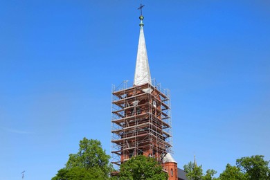 Remontują wieżę czempińskiego kościoła 
