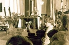Rok 1989, na kościańskim rynku mszę za Ojczyznę odprawia ks. Antoni Wilczyński. Nabożeństwa w przestrzeni publicznej, którą na pół wieku zawładnęli komuniści, były wówczas czymś niezwykłym...
<br>Fot. Bogdan Ludowicz 
