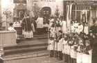 Obecna seria zdjęć przedstawia pierwszy manifestacyjny pogrzeb ofiar zbrodni hitlerowskich, który odbył się w Kościanie 7 listopada 1945 r. Publikujemy dwie fotografie. Pytania brzmią: w jakim punkcie miasta 