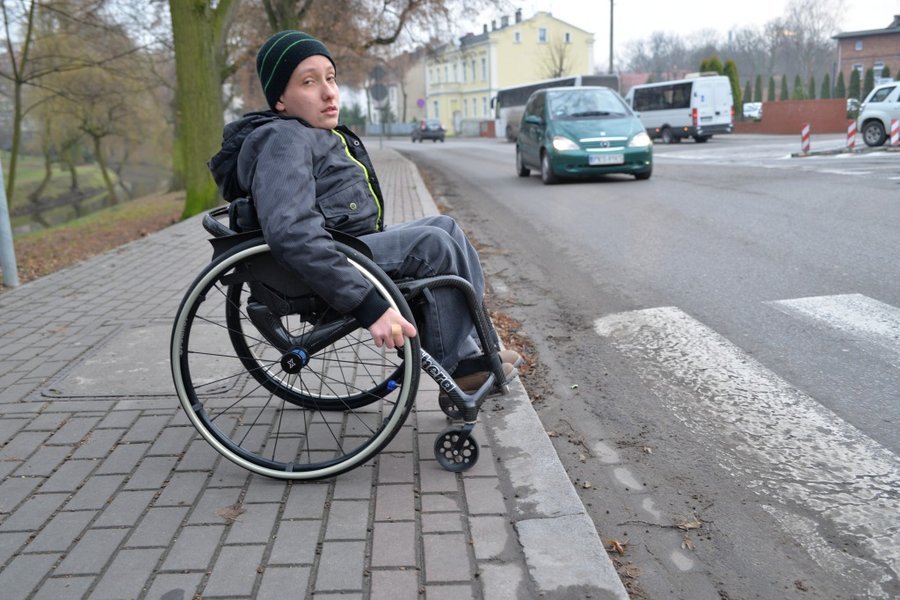 Bariery architektoniczne uniemożliwiają dotarcie tam, gdzie chcę – mówi  Maciej Kubacki