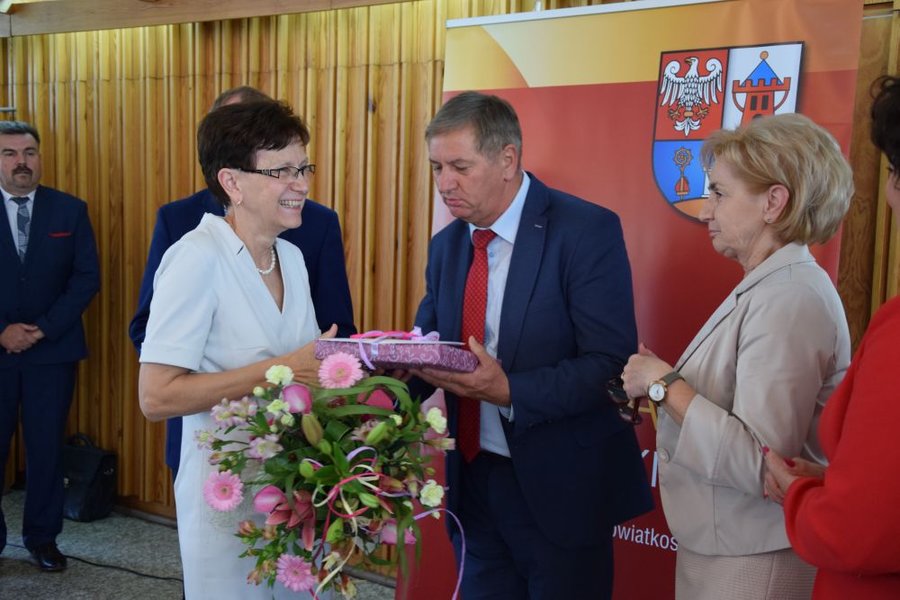 Podczas sesji pożegnano odchodzącą na emeryturę skarbnik