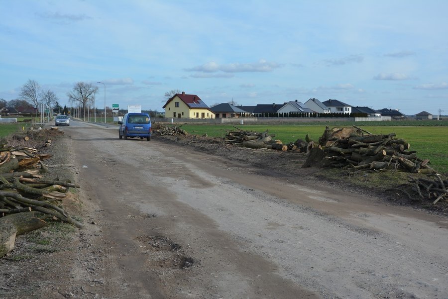 Firma, która wygrała pierwszy przetarg, usunęła tylko drzewa i przywiozła na miejsce krawężniki.