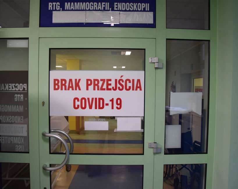 Przez pewien czas pacjenci covidowi zajmowali łóżka w pomieszczeniach pomiędzy SOR-em a rejestracją RTG.