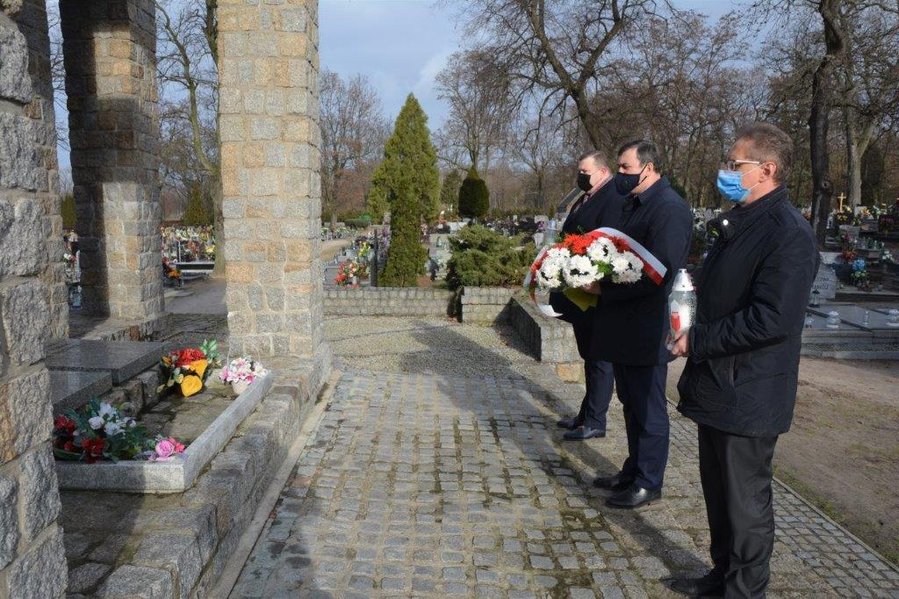 W 76. rocznicę wyzwolenia miasta spod okupacji hitlerowskiej kwiaty na Mauzoleum na cmentarzu parafialnym złożyli: burmistrz Kościana Piotr Ruszkiewicz, zastępca burmistrza Przemysław Korbik, Przewodniczący Rady Miejskiej Kościana Dawid Olejniczak