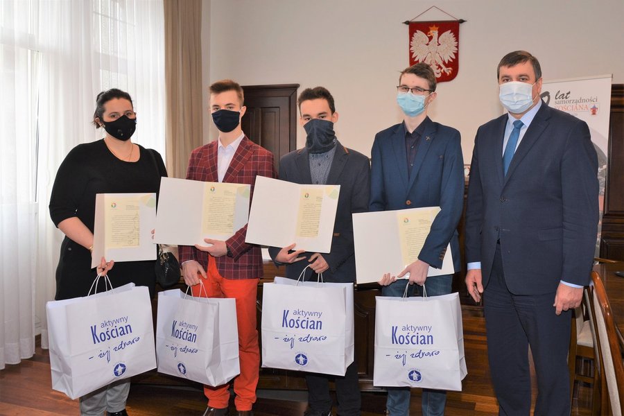 Gratulacje uczniom i ich wychowawczyni złożył burmistrz Piotr Ruszkiewicz. 