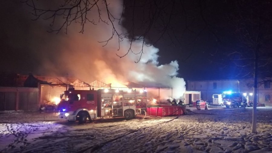 Spłonęła drewniana wiata i 160 balotów słomy i siana