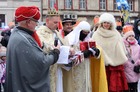 W Śmiglu pokłon Dzieciątku oddano przy szopce na rynku. 