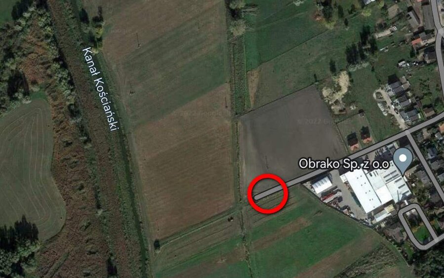 Komora znajduje się na kurzogórskich łąkach. 