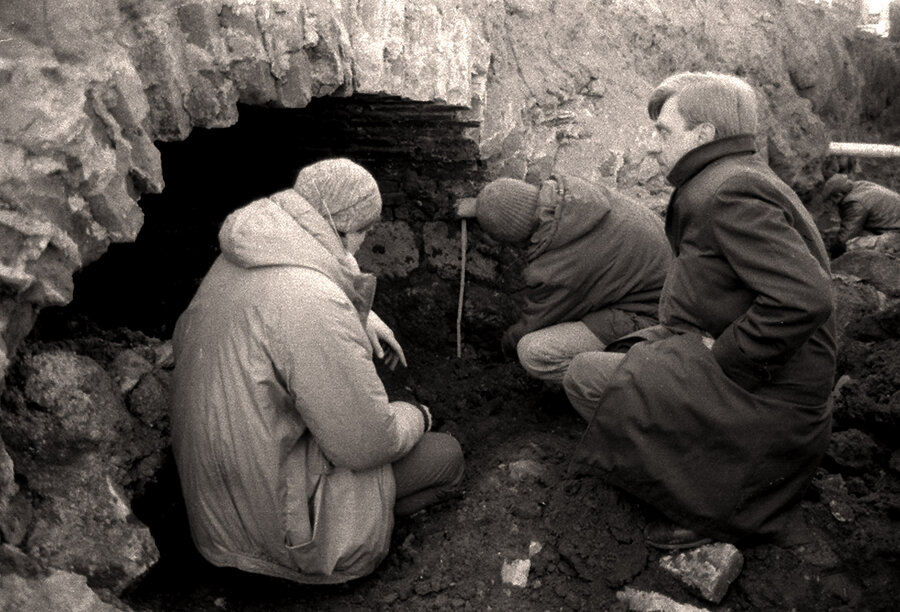 Rok 1983. Redaktor Jerzy Zielonka z archeologami w poszukiwaniu podziemnego przejścia. Fot. Bogdan Ludowicz 