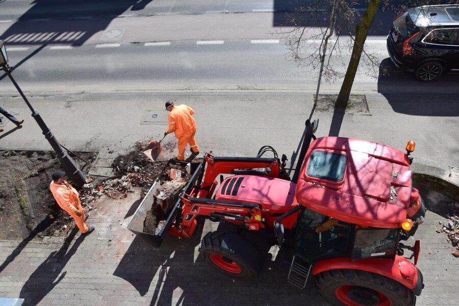 Pracownicy ZDP wycięli rosnące przed urzędem rośliny i rozebrali murki przed głównym wejściem.