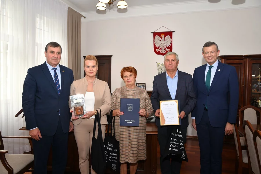 Samorządowcy przekazali list gratulacyjny właścicielom i kierownictwu firmy FRYKAS